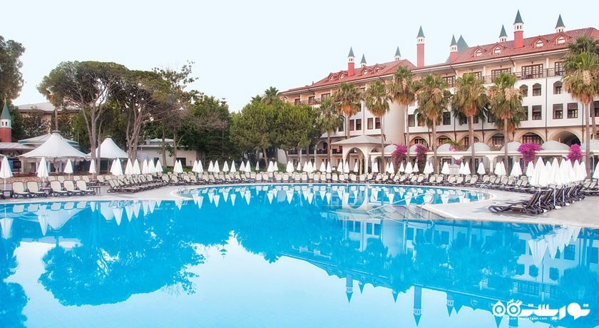 نمای استخر روباز  و ساختمان هتل